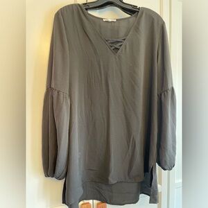 Maurice’s gray peasant shirt with elastic on sleeves